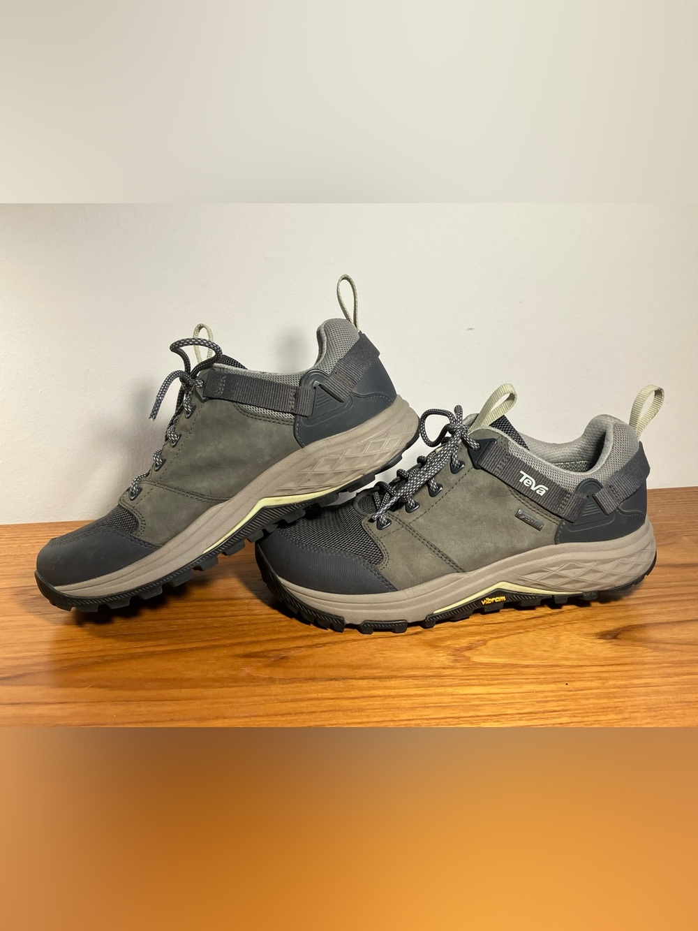 Teva W Grandview GTX Low Hiking Shoe. Grey Size 7